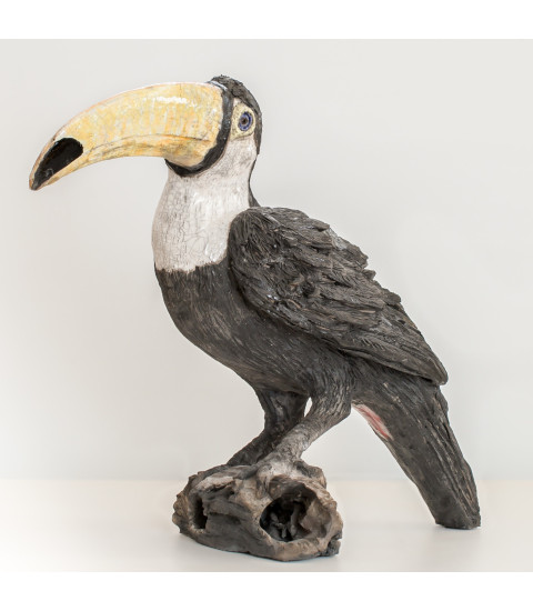 Toucan, sculpture animalière en céramique / raku par Tania Boucard pour Animal Art Gallery Paris