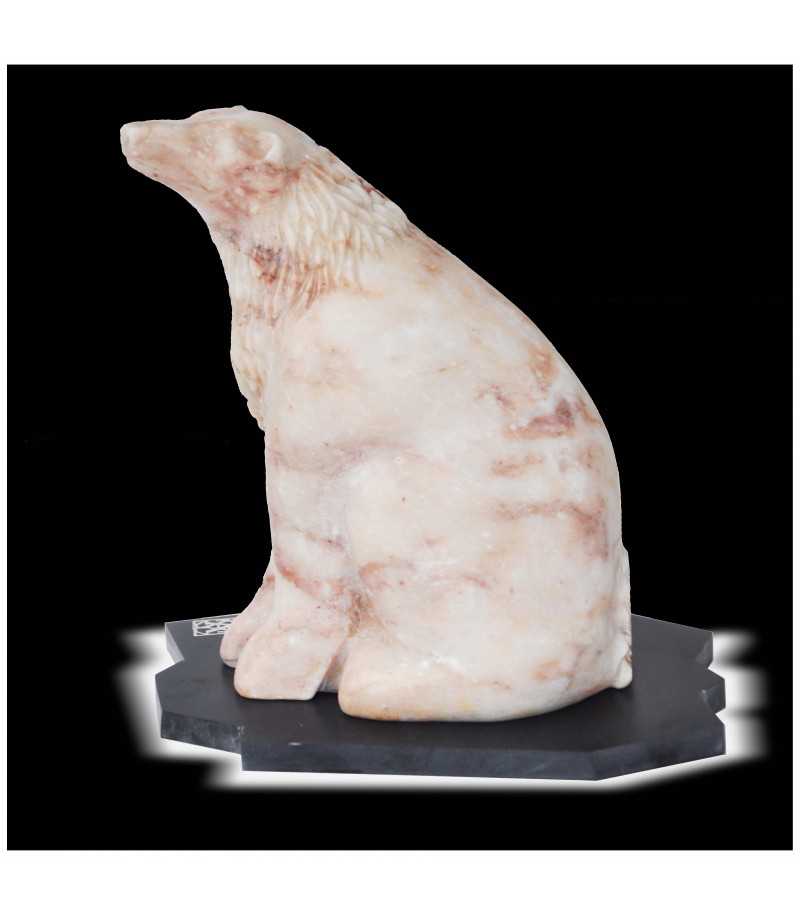 OURS ASSIS est une sculpture en marbre réalisée par Yann Fustec pour Animal Art Gallery Paris