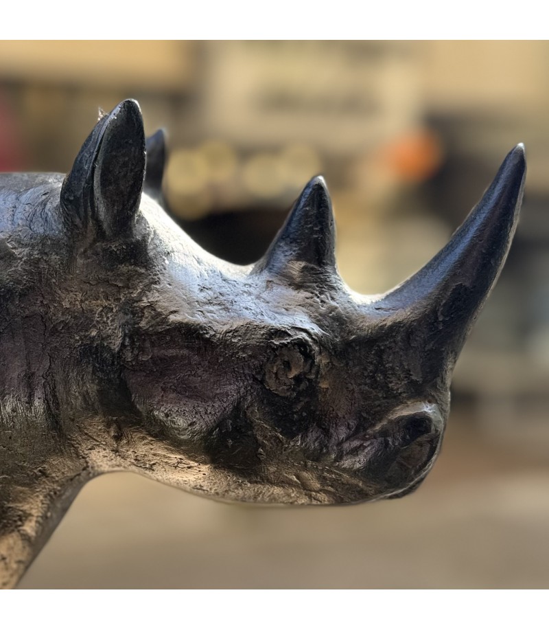 Rhinocéros. Sculpture en bronze par Igor LY pour Animal Art Gallery Paris