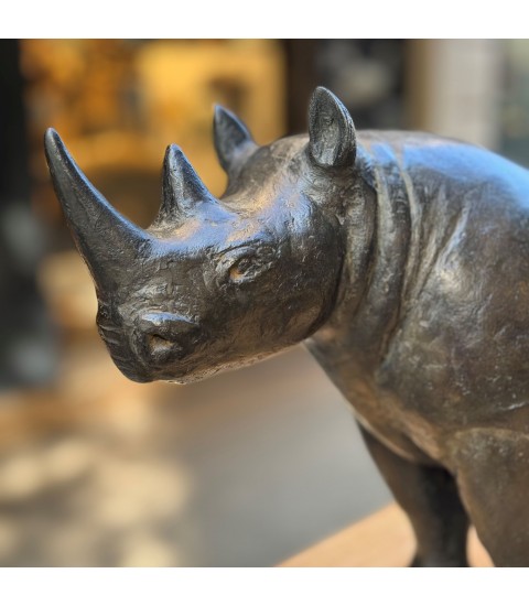 Rhinocéros. Sculpture en bronze par Igor LY pour Animal Art Gallery Paris