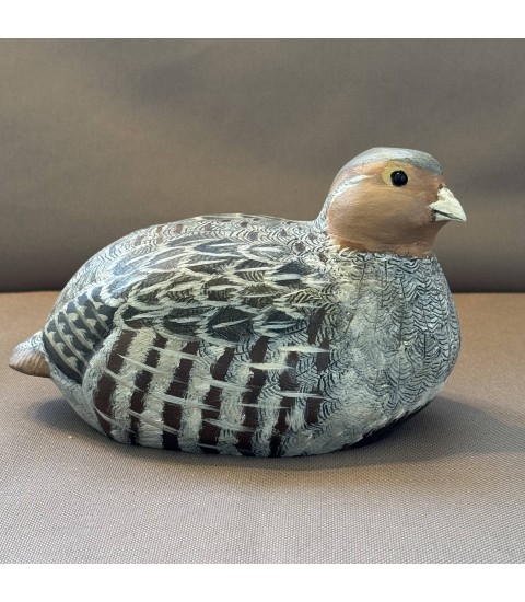 Perdrix grise couchée, par Joachim et Christian Belmas pour Animal Art Gallery Paris