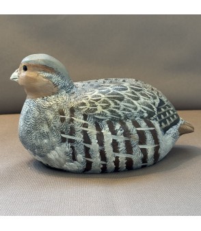 Perdrix grise couchée, par Joachim et Christian Belmas pour Animal Art Gallery Paris