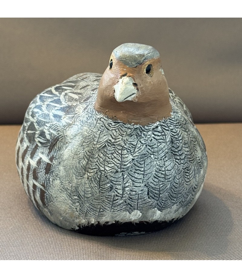 Perdrix grise couchée, par Joachim et Christian Belmas pour Animal Art Gallery Paris
