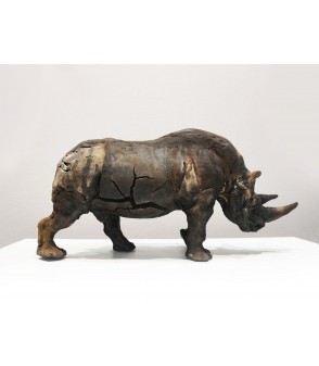 L'ATTAQUE, sculpture d'un rhinocéros en céramique cuisson raku par Matthieu Bonnaud pour Animal Art Gallery Paris