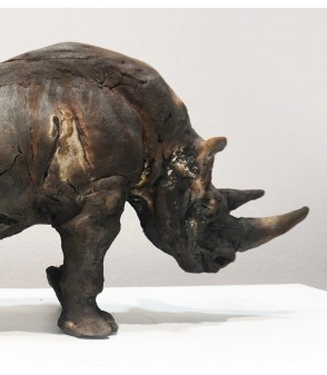 L'ATTAQUE, sculpture d'un rhinocéros en céramique cuisson raku par Matthieu Bonnaud pour Animal Art Gallery Paris