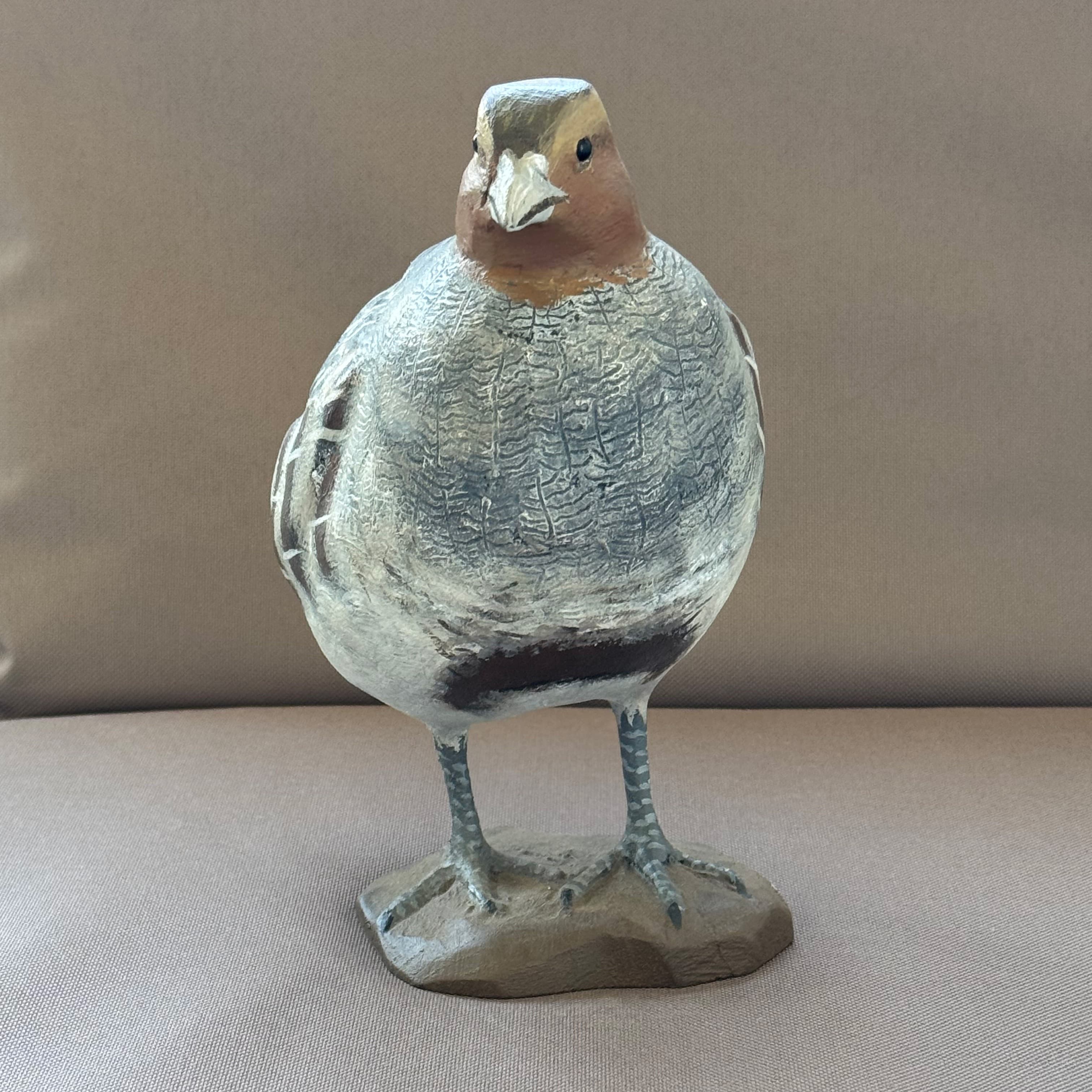 PERDRIX GRISE SUR PATTES (Sculpture en bois)