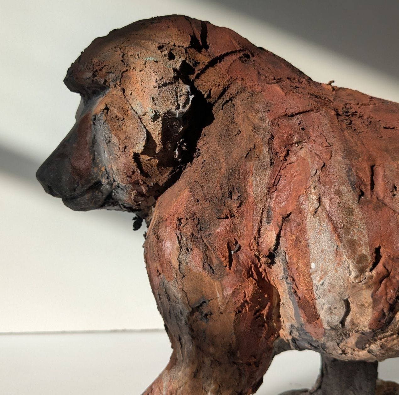 BALADE (singe babouin sculpture en céramique)