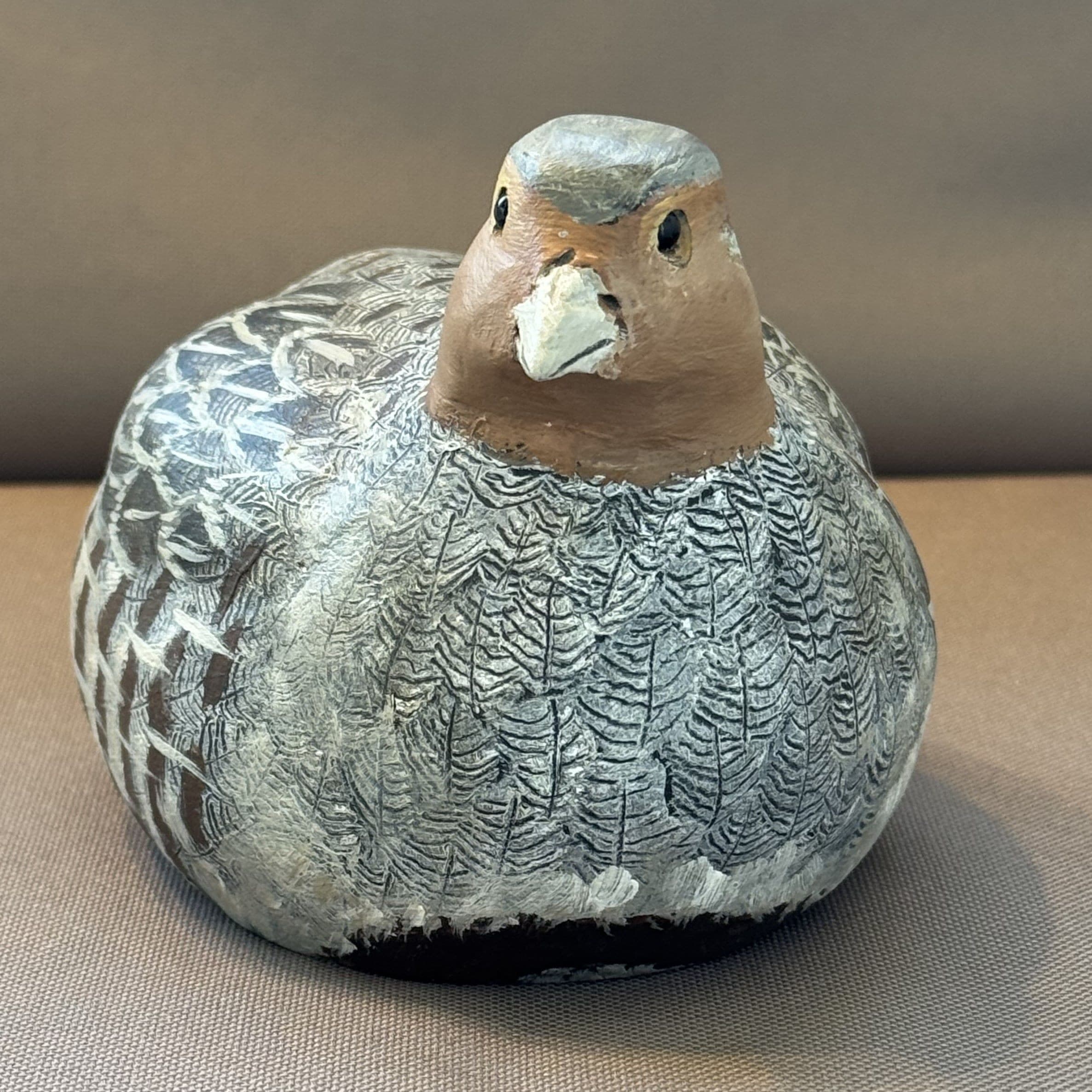 PERDRIX GRISE COUCHEE (Sculpture en bois)